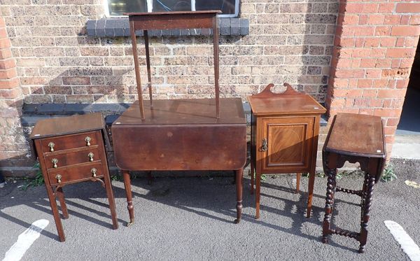 AN EDWARDIAN SATINWOOD BANDED MAHOGANY BEDSIDE CUPBOARD