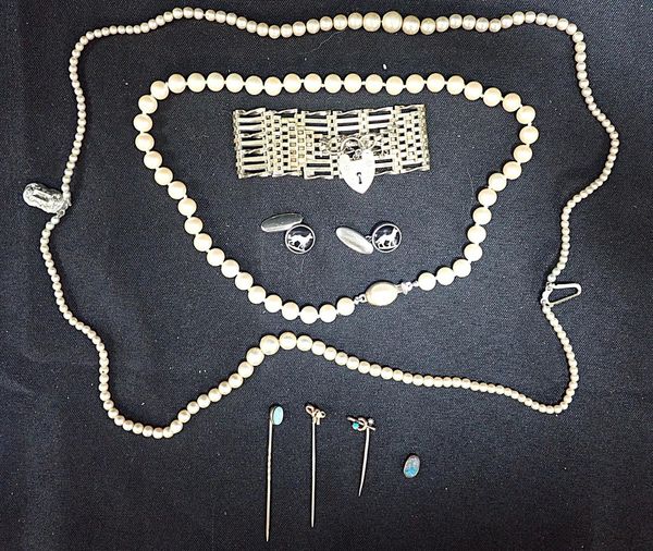 A 9CT GOLD TIE PIN
