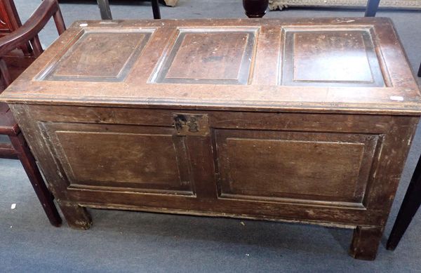 AN 18th CENTURY PANELLED OAK COFFER