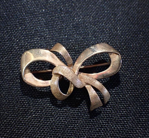 A 9CT GOLD BOW BROOCH