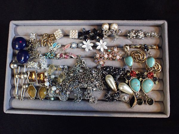 A COLLECTION OF EARRINGS