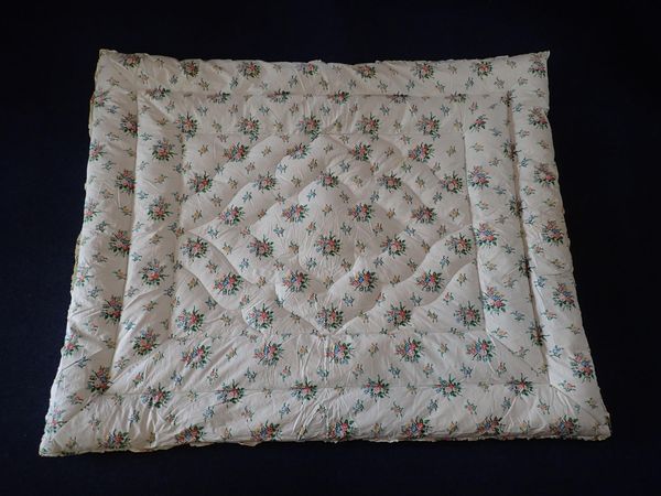 A VINTAGE WHITE AND FLORAL  DOUBLE EIDERDOWN