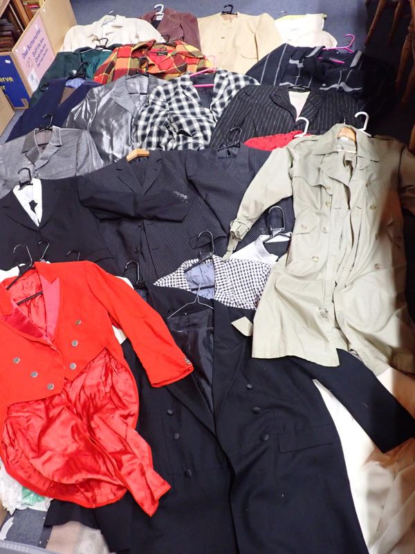 A COLLECTION OF MIXED CLOTHING