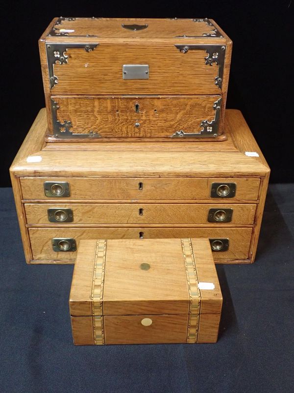 AN OAK  AND BRASS MOUNTED CIGAR BOX