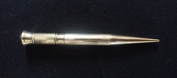 A 9ct GOLD S.MORDAN & Co 'CENTENNIAL' PROPELLING PENCIL