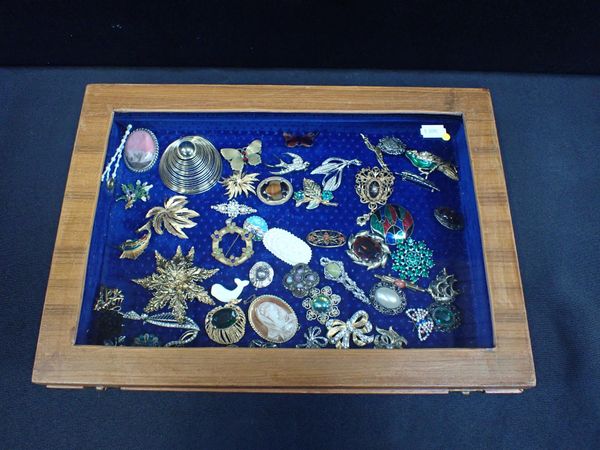 A COLLECTION OF VINTAGE BROOCHES