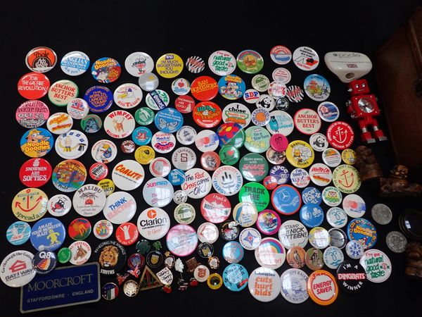 A QUANTITY OF COLLECTIBLE TIN BADGES/PINS