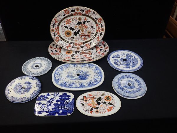 A COLLECTION OF BLUE AND WHITE DRAINERS