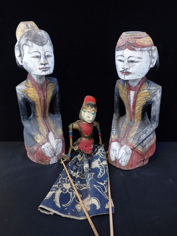 A PAIR OF THAI PAINTED WOOD KNEELING FIGURES