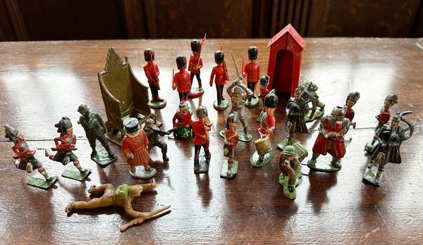 A COLLECTION OF BRITAINS AND OTHER PAINTED LEAD AND METAL SOLDIERS