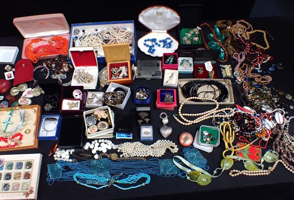 A QUANTITY OF COSTUME JEWELLERY