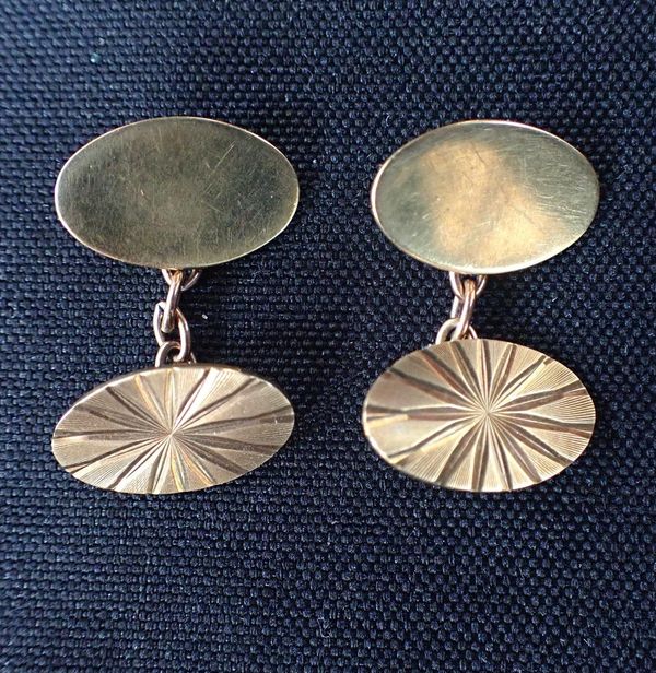 A PAIR OF 9ct GOLD CUFFLINKS