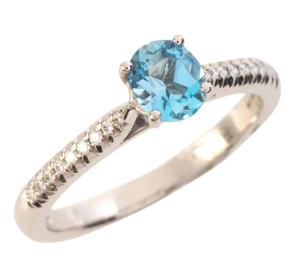 AN AQUAMARINE AND DIAMOND RING