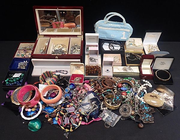 A COLLECTION OF COSTUME JEWELLERY