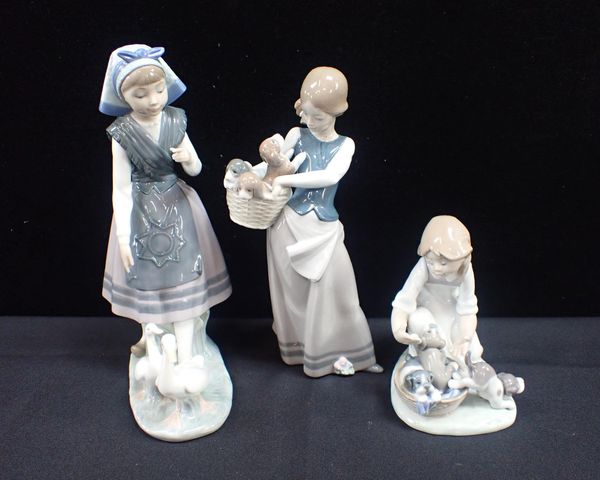 A COLLECTION OF LLADRO FIGURES