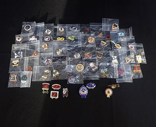A COLLECTION OF FIFTY ENAMEL 'SPEEDWAY' BADGES