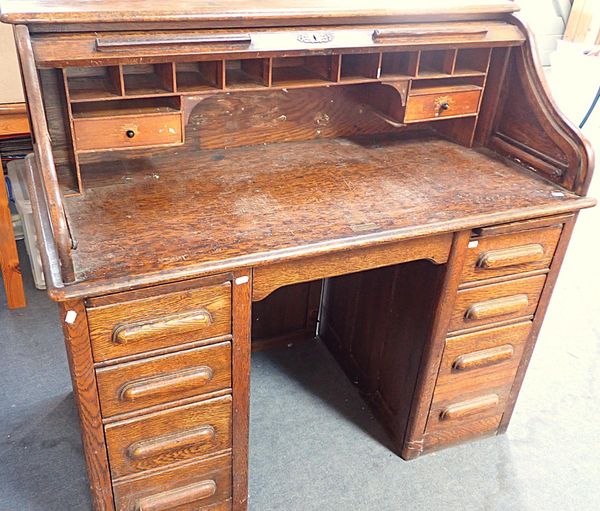 AN EARLY 20th CENTURY OAK TAMBOUR DESK