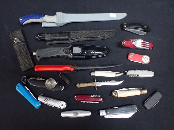 A QUANTITY OF FISHING KNIVES, AND OTHERS