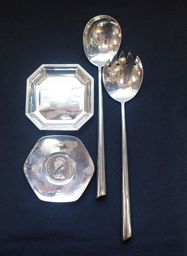 A PAIR OF WALKER & HALL SILVER SALAD SERVERS