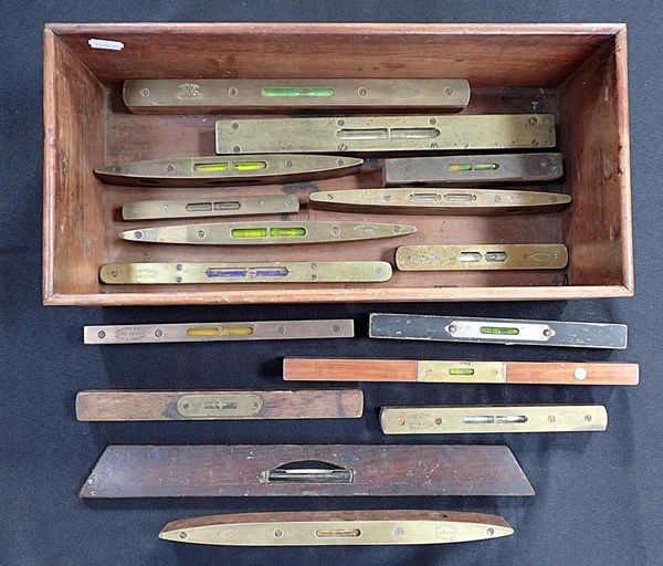 A COLLECTION OF OLD WOODEN AND BRASS SPIRIT LEVELS