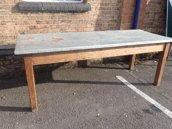 A LARGE ZINC TOPPED TABLE, ON SQUARE LEGS