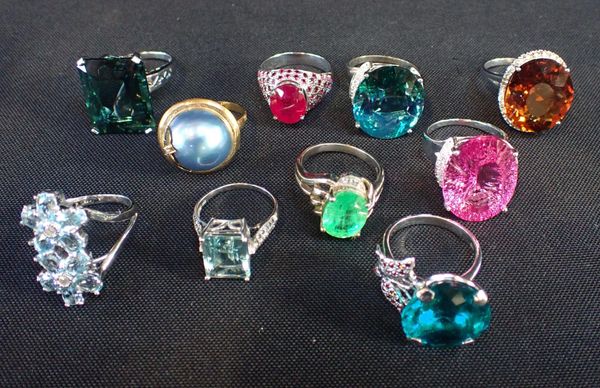 A COLLECTION OF COSTUME RINGS