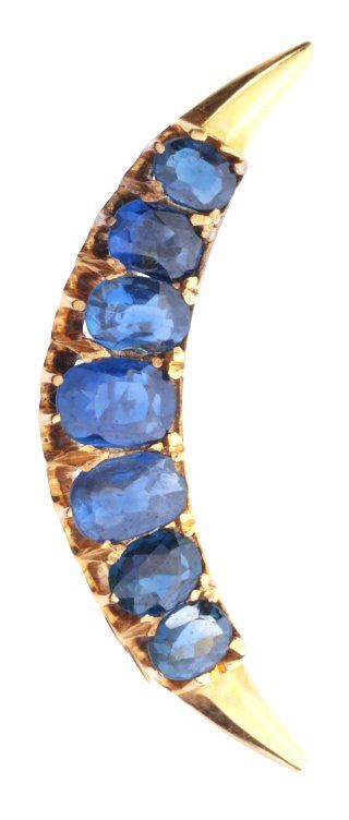 A SAPPHIRE CRESCENT BROOCH