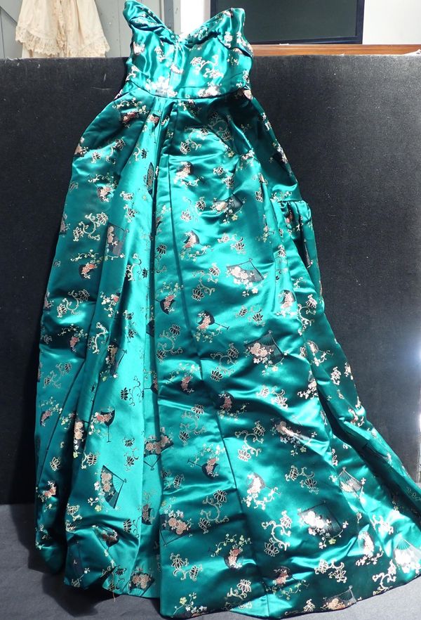 A DARK GREEN CHINESE SILK COUTURE MADE EVENING DRESS