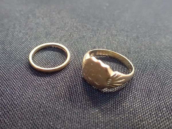 AN 18ct GOLD SIGNET RING