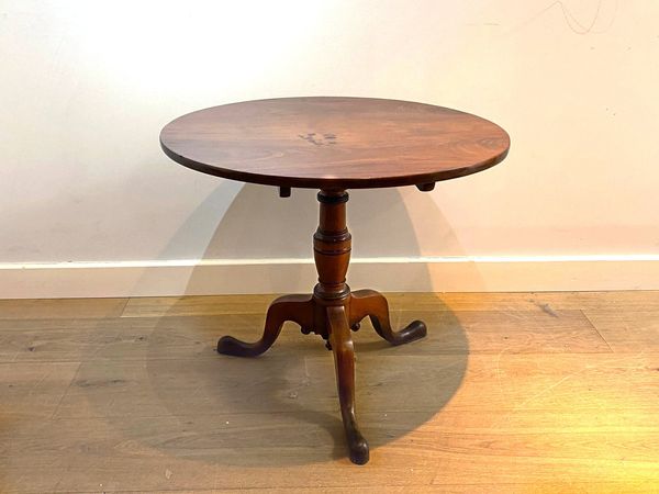 A GEORGE III MAHOGANY CIRCULAR TRIPOD TABLE