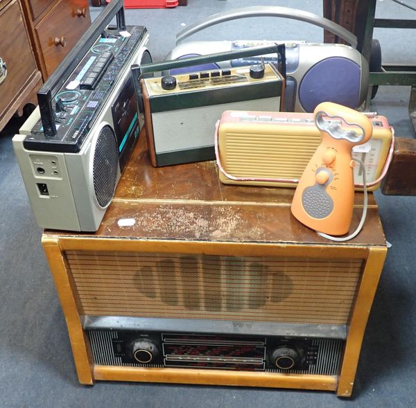 AN EKCO TABLETOP RADIOGRAM