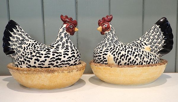 EMMA BRIDGEWATER: TWO HEN EGG CROCKS