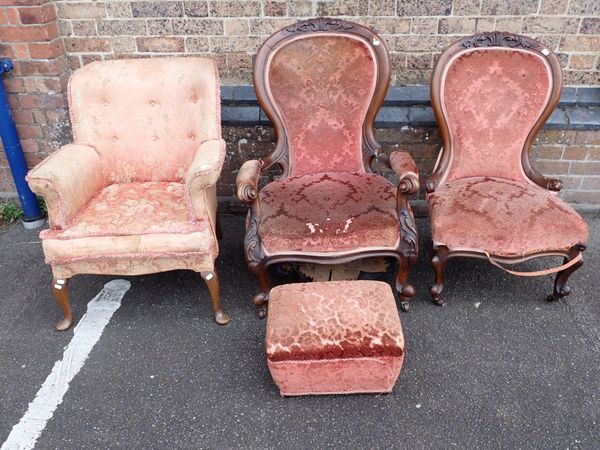 A PAIR OF VICTORIAN WALNUT SPOON-BACK CHAIRS