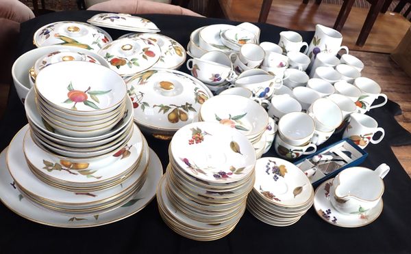 A ROYAL WORCESTER 'EVESHAM' PART DINNER/TEA SERVICE