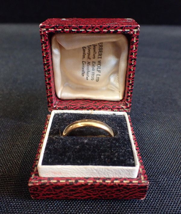 A 22ct GOLD WEDDING BAND