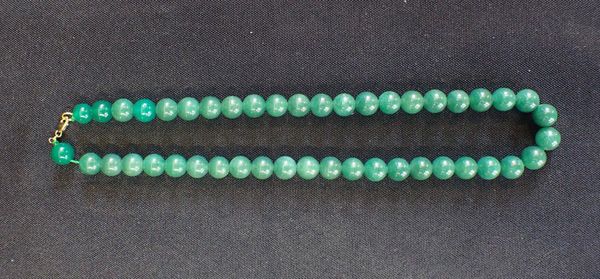 AN AVENTURINE QUARTZ BEAD NECKLACE