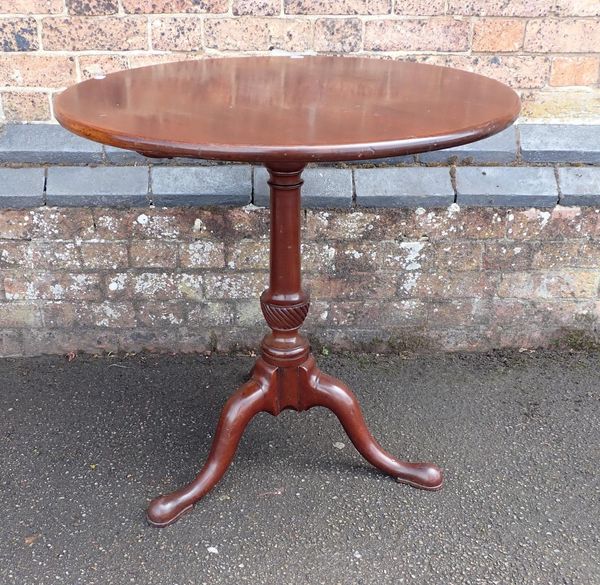 A LATE 18th CENTURY MAHOGANY TILT-TOP TABLE