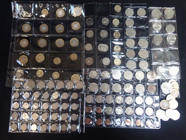 A QUANTITY OF £2 COINS