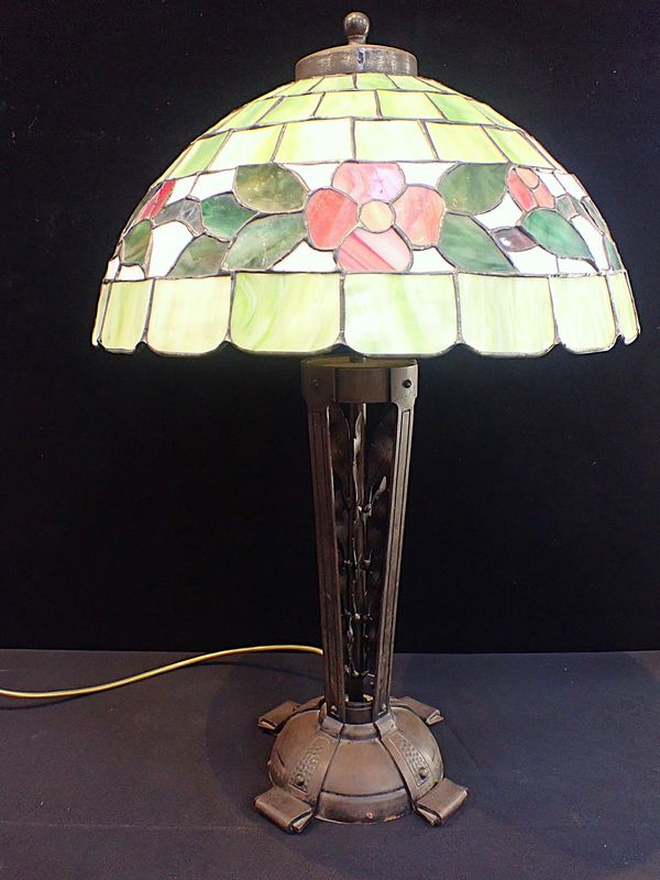 A TABLE LAMP WITH TIFFANY STYLE GLASS SHADE