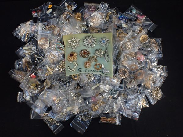 A QUANTITY OF COSTUME BROOCHES