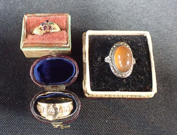 AN 18ct GOLD 'GOOD LUCK' RING