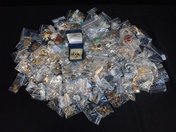 A QUANTITY OF COSTUME BROOCHES