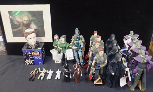 A COLLECTION OF STAR WARS FIGURES