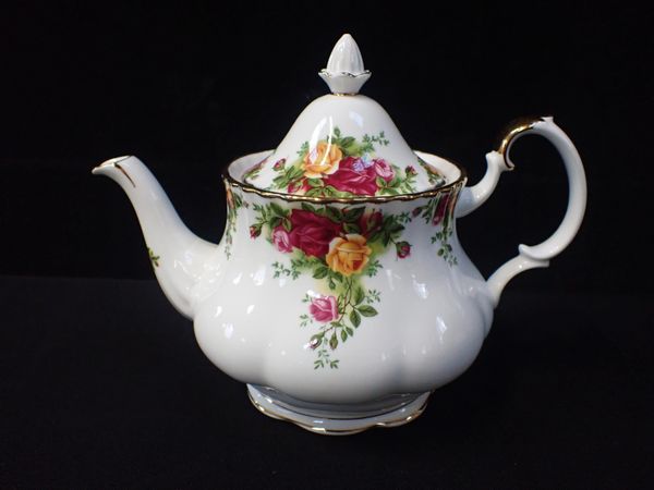 A ROYAL ALBERT 'OLD COUNTRY ROSES' TEAPOT