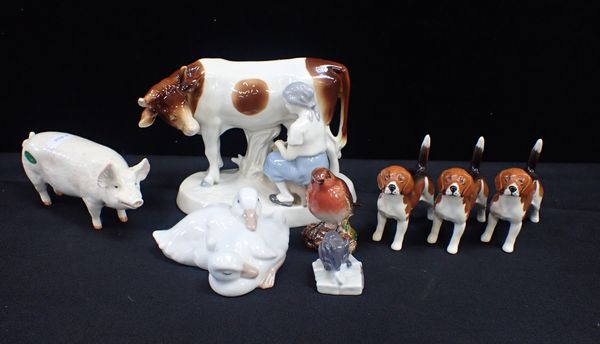 A BESWICK PIG, WITH BESWICK HOUNDS, A BESWICK ROBIN