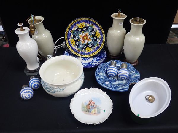 A COLLECTION OF POTTERY AND PORCELAIN