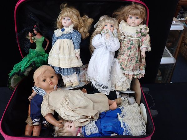 A GROUP OF MODERN COLLECTORS DOLLS