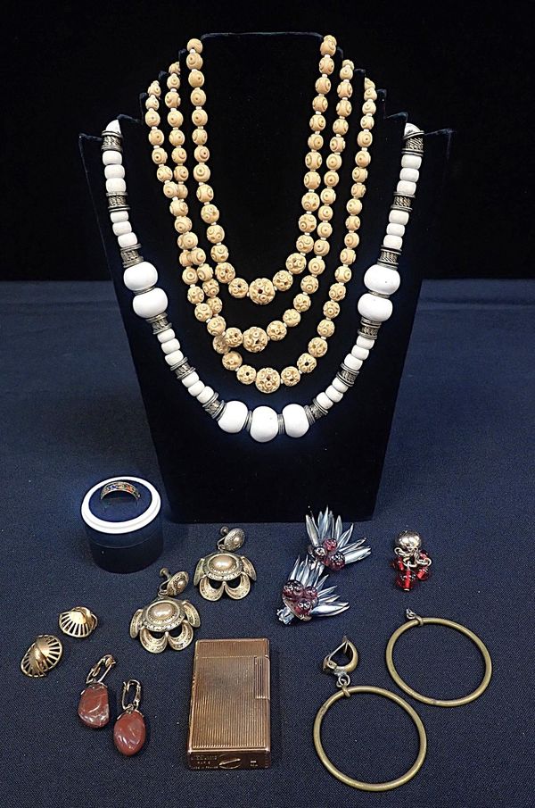 COLLECTION OF COSTUME JEWELLERY