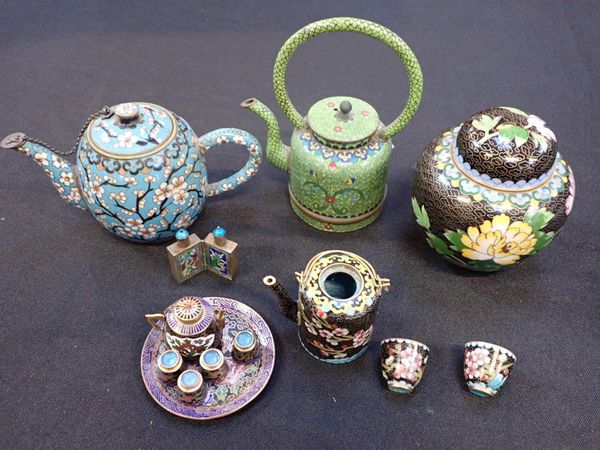 A SMALL COLLECTION OF CHINESE CLOISONNE ITEMS
