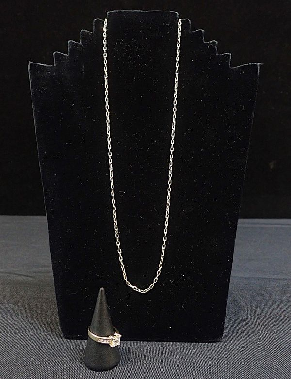 A 14ct (585 MARKED) DRESS RING